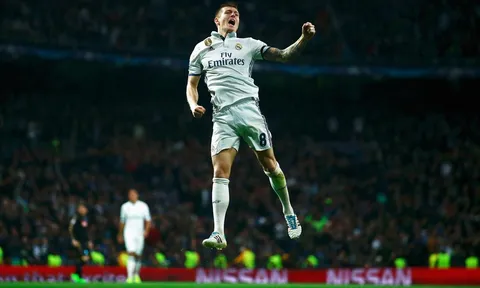 Pha đặt lòng tinh tế của Toni Kroos vào lưới Napoli