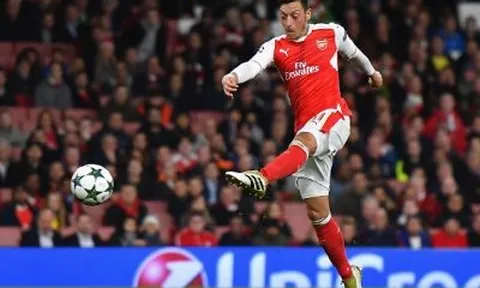 Pha hùng hổ hiếm thấy của Mesut Oezil vs Lincoln