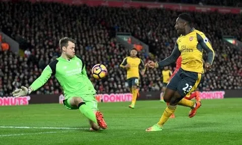 Pha lốp bóng tinh tế của Danny Welbeck vào lưới Liverpool
