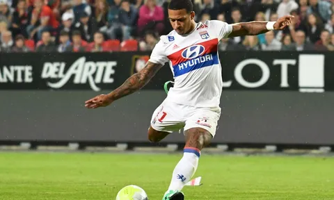 Pha nã đại bác làm tung lưới PSG của Memphis Depay