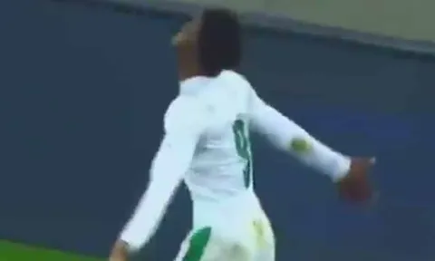 Pha solo ghi bàn đẳng cấp của Wilfried Zaha