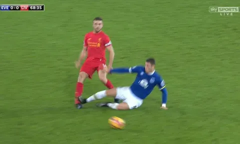 Pha tắc bóng rợn người của Ross Barkley trước Jordan Henderson