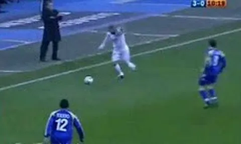 Pha tạt bóng kinh điển từ giữa sân của Beckham cho Ronaldo