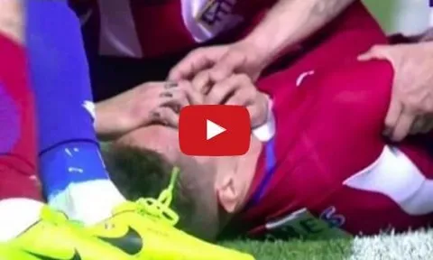 Pha va chạm dẫn đến chấn thương kinh hoàng của Fernando Torres