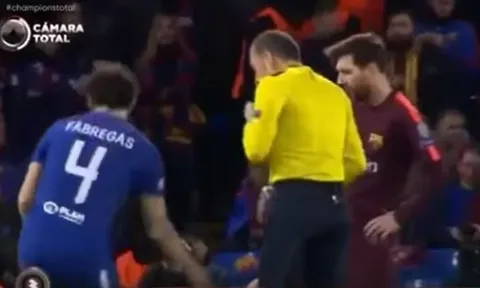 Phản ứng của Messi sau khi đòi trọng tài phạt thẻ bạn thân Fabregas