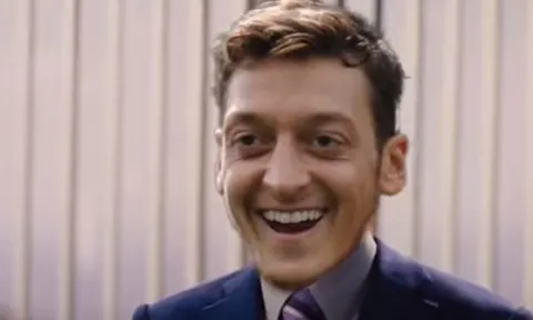 Phản ứng của toàn Premier League khi Ozil ở lại Arsenal
