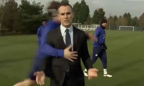 Phóng viên bị David Luiz tấn công ngay trên sân
