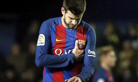 Pique 'khiêu khích' chủ tịch La Liga trên khán đài