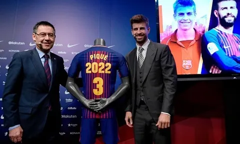 Pique rạng rỡ trong ngày công bố hợp đồng mới với Barcelona