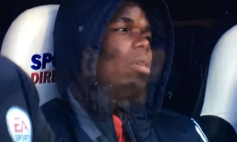 Pogba khóc mếu khi bị Mourinho thay ra sân