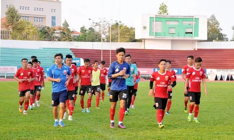 Long An 'nội chiến', Hoàng Lâm, Thái Sung bị CĐV bủa vây