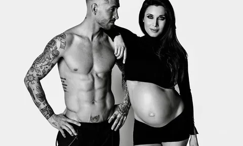 Ramos cởi đồ chụp ảnh với tình già