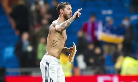 Ramos đổi áo với CĐV để lấy túi thịt lợn