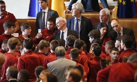 Ranieri được vinh danh như người hùng tại Rome