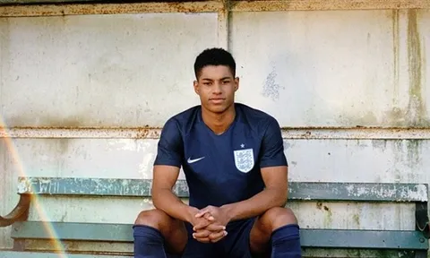 Rashford ngượng ngùng khoe áo mới của Tam Sư