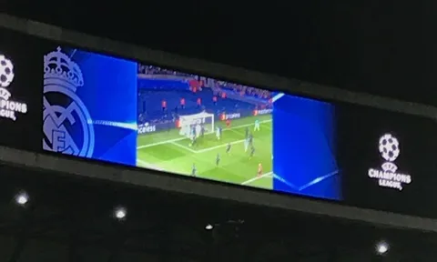 Real hả hê "xát muối" vào nỗi đau của Barca