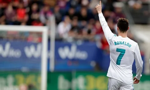 Ronaldo tuyệt vời không lấp được hố đen của Real Madrid