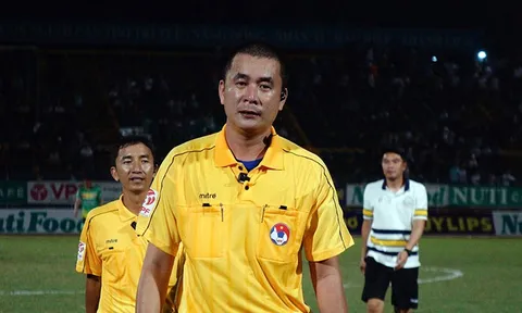 Trọng tài Thư bị khán giả Cần Thơ la ó, ném chai nước