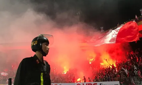 CĐV Hải Phòng tố fan đội khác trà trộn đốt pháo sáng