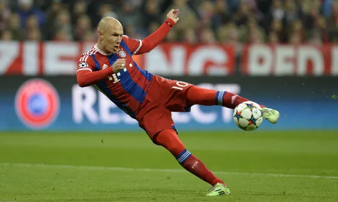 Robben in dấu giày trong "ngôi đền" của những huyền thoại Bundesliga