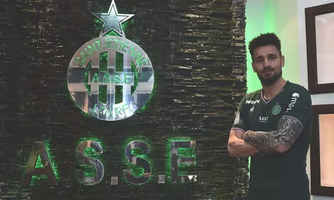 Rời Arsenal, Debuchy hồi sinh đáng kinh ngạc