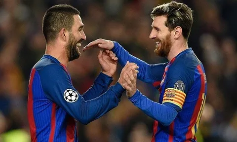 Rối bời tìm tiền vệ, Arsenal quay lại với sao Barca
