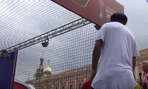 Ronaldinho mệt mỏi khi thủ môn là người máy