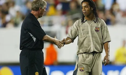 TIẾT LỘ: Ronaldinho từng rất gần Man United
