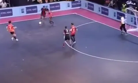 Ronaldinho 'quậy nát' sân Fustal ở tuổi 37