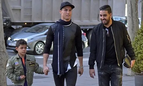 Ronaldo đưa con trai đi mua sắm ở khu phố quý tộc