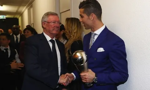 Sir Alex tay bắt mặt mừng với Ronaldo ngày nhận giải thưởng lớn