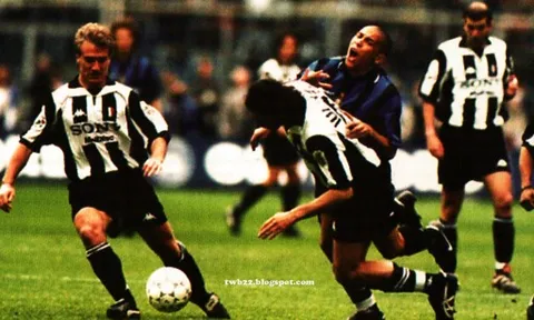 Ronaldo 'béo' đọ tài Zidane mùa 1997/98