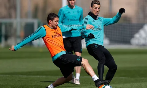 Ronaldo bị vây chặt trên sân tập Real Madrid