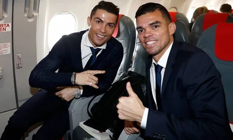 Ronaldo bảnh bao đến Italy đá lượt về vòng 1/8 Champions League