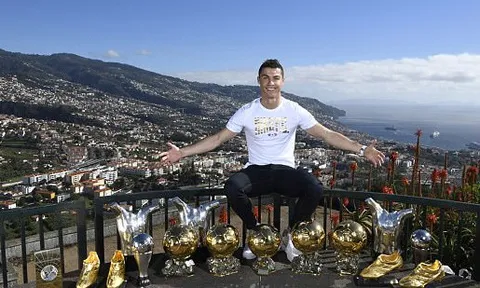 Ronaldo chào năm 2018 bằng bộ sưu tập danh hiệu đồ sộ