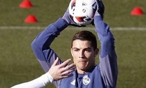 Ronaldo cùng đồng đội chơi bóng ném trước tứ kết Cúp nhà vua