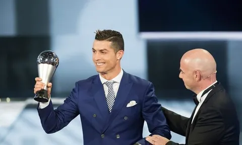 Ronaldo 'đá đểu' Barcelona ngay trên bục nhận giải