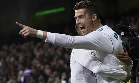 Ronaldo đe dọa Messi sau khi lập poker