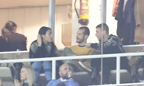 Bạn gái thờ ơ trong ngày vui của Ronaldo