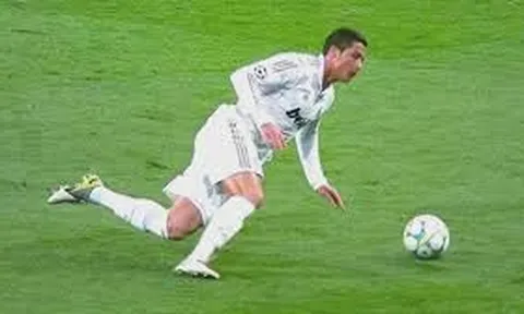 Ronaldo, Ibra, Neymar và những skill lỗi hài hước