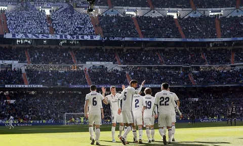 Ronaldo khoe bóng vàng, Real hủy diệt Granada với 'bàn tay nhỏ'