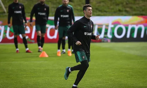 Ronaldo khoe giày, đồng đội Bồ Đào Nha 'lác mắt'