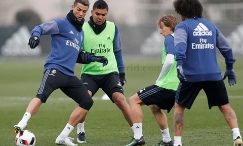 Ronaldo khoe giày mới trong buổi tập đầu năm