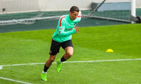 Ronaldo liên tục khoe tốc độ trong buổi tập của Bồ Đào Nha