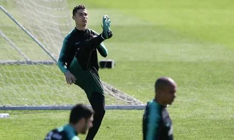 Ronaldo mang vũ khí mới vào sân tập của Bồ Đào Nha