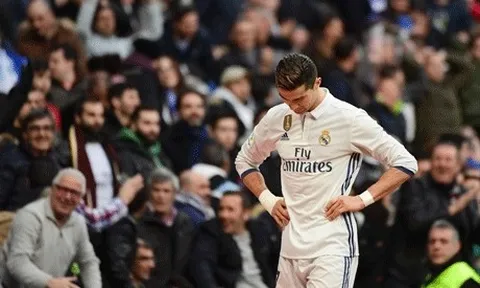 Ronaldo phải về nhà bằng xe cứu thương