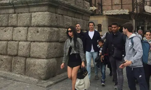 Bạn gái Ronaldo bị chỉ trích vì mặc váy quá ngắn