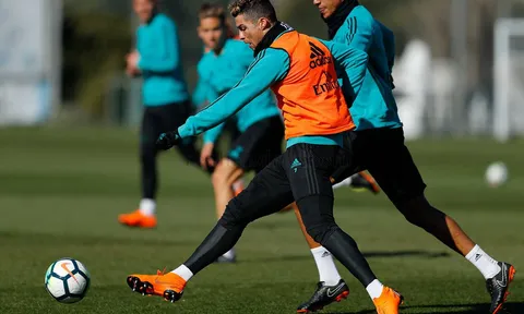 Ronaldo sung sức trên sân tập Real Madrid