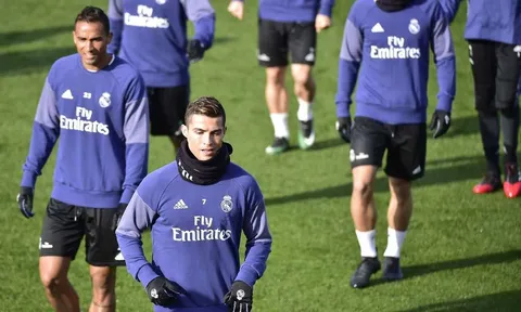 Ronaldo tính phá camera trên sân tập