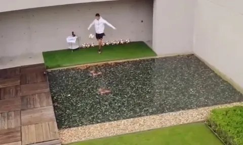 Ronaldo trổ tài sút rụng flycam